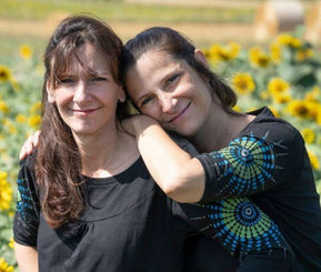 Carmen und Anna von CAMINO FairVeganStore OG